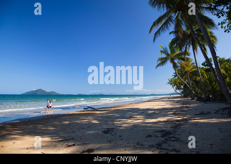 Touristen auf der South Mission Beach in der Nähe von Innisfail mit Dunk Island, Australien, Queensland Stockfoto