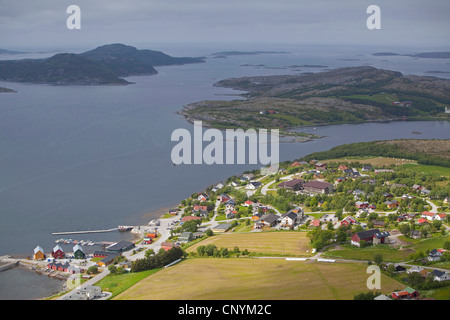 Luftaufnahme der Küste Dorf von Lausvnes, einem Ort für Seeadler Safaris, Norwegen, Flatanger, Lausvnes Stockfoto