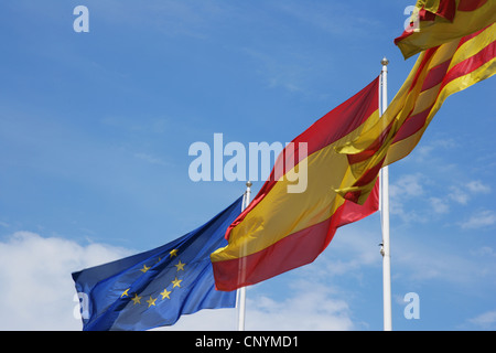 Europaflagge, Spanisch und Katalanisch winken. Stockfoto