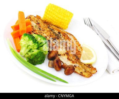 Leckere gesunde Fischfilet mit gedünstetem Gemüse Stockfoto