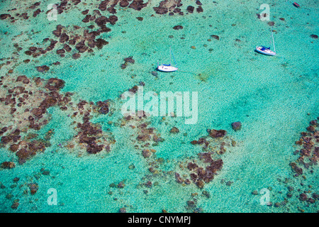 zwei kleine Boote im türkisfarbenen Wasser des Indischen Ozeans Stockfoto