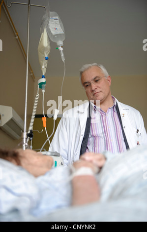 Arzt neben Bett des Patienten im Krankenhaus Stockfoto