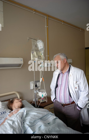 Arzt neben Bett des Patienten im Krankenhaus Stockfoto