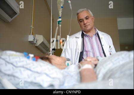 Arzt neben Bett des Patienten im Krankenhaus Stockfoto
