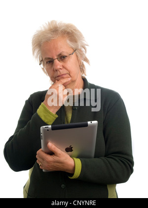 Reife Frau hält iPad Stockfoto