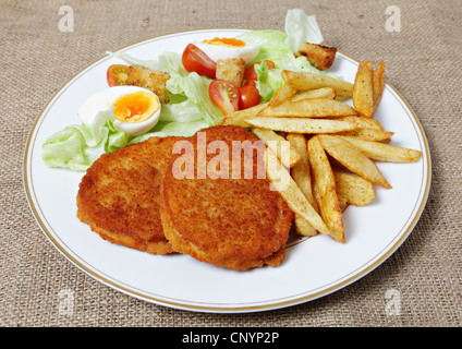 Eine Mahlzeit mit Chicken Burger mit Tomate, Ei und Salat Salat und französische gebratene Kartoffelchips Stockfoto