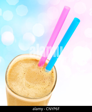 Kalter Kaffee trinken mit bunten Strohhalmen über Bokeh blau rosa Hintergrund isoliert Stockfoto