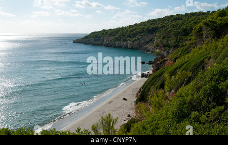 Von oben auf den Strand von binigaus der Cami de cavalls Küstenstraße auf Menorca, Spanien Stockfoto