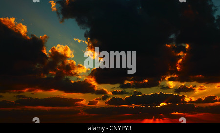 Sonnenuntergang mit dramatischer Himmel & Wolken, natürliche bunten Kontrast Licht Stockfoto