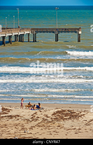 Strand mit Angelsteg in Port Aransas Texas Stockfoto