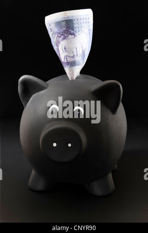 SPARKASSE SPARKASSE GBP 20-Banknote schwarz. Schwarzer Hintergrund Stockfoto