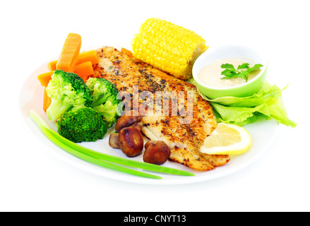 Leckere gesunde Fischfilet mit gedünstetem Gemüse, isoliert auf weißem Hintergrund Stockfoto