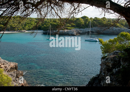 Yachten ankern in der einsamen Bucht von Cala Turqueta Menorca Spanien Stockfoto