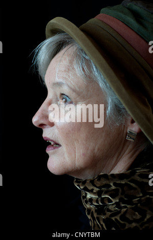 Woman applying mit Safari Hut und Leopard Schal suchen schockiert Stockfoto