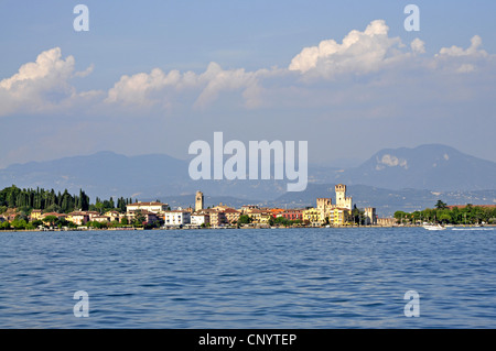 Blick vom Gardasee nach Sirmione und Scaliger Burg, Italien, Lombardei, Gardasee, Sirmione Stockfoto