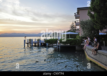 Blick vom Seeufer bis zum Gardasee am Abend, am Gardasee, Lombardei, Italien, Sirmione Stockfoto