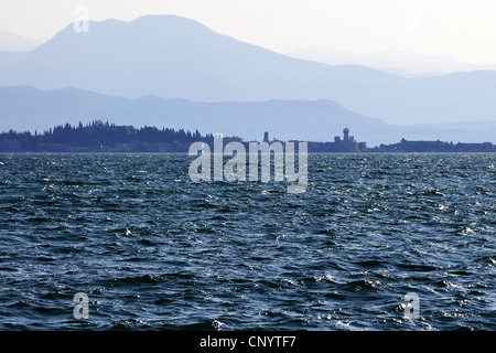 Blick vom Gardasee, am Seeufer, Monte Baldo im Hintergrund, Italien, Gardasee, Lombardei Stockfoto