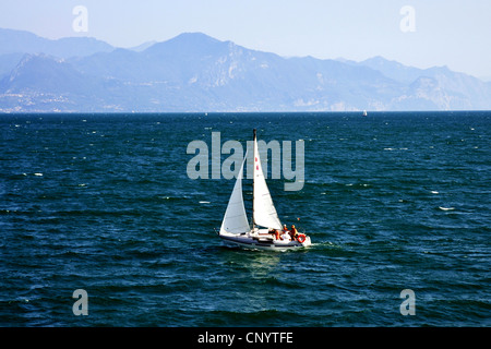 Segelboot auf dem Gardasee, Italien, Gardasee, Lombardei, Desenzano del Garda Stockfoto