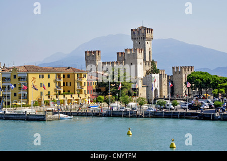 Blick vom Gardasee nach Sirmione und Scaliger Burg, Italien, Lombardei, Gardasee, Sirmione Stockfoto