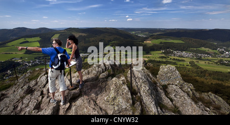 Wanderer auf dem Feldstein Bruchhauser Steine, Deutschland, Nordrhein-Westfalen, Sauerland, Olsberg Stockfoto