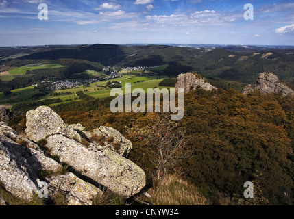 Bruchhauser Steine auf dem Berg Istenberg, Blick vom Feldstein, Deutschland, Nordrhein-Westfalen, Sauerland, Olsberg Stockfoto