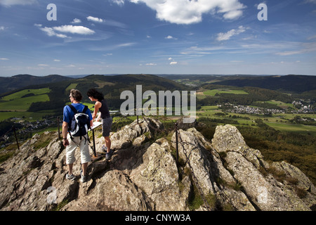 Wanderer auf dem Feldstein Bruchhauser Steine, Deutschland, Nordrhein-Westfalen, Sauerland, Olsberg Stockfoto