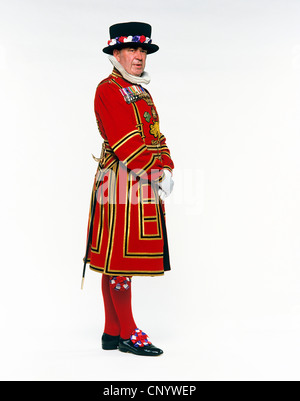 Beefeater oder Yeoman Warder an der Tower of London auf weißem Hintergrund Stockfoto