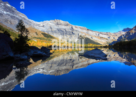 Lac de Derborence mit reflektierenden Gebirge unter einem strahlend blauen Himmel, Schweiz, Wallis Stockfoto