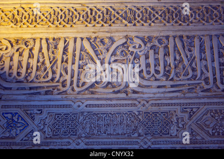 Palast von Alhambra, Granada, Andalusien, Spanien. Ausschnitt aus kunstvoll geschnitzten Wand Stockfoto