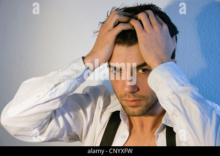 Attraktive junge Mann Blick direkt in die Kamera Stockfoto