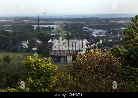 Blick vom Ewald stecken Haufen zum Förderturm Ewald in Richtung Datteln, Deutschland, Nordrhein-Westfalen, Ruhrgebiet, Oer-Erkenschwick Stockfoto