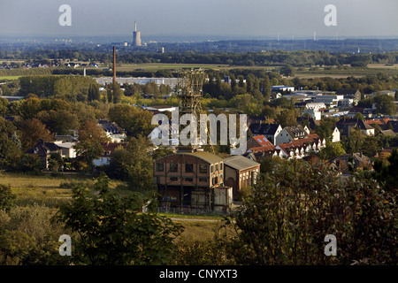 Blick vom Ewald stecken Haufen zum Förderturm Ewald in Richtung Datteln, Deutschland, Nordrhein-Westfalen, Ruhrgebiet, Oer-Erkenschwick Stockfoto