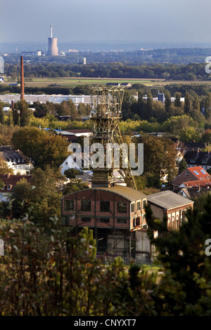 Blick vom Ewald stecken Haufen zum Förderturm Ewald in Richtung Datteln, Deutschland, Nordrhein-Westfalen, Ruhrgebiet, Oer-Erkenschwick Stockfoto