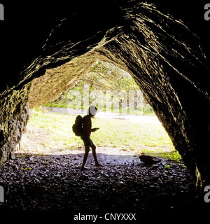 Mädchen in der Höhle "Hohler Stein", Ruethen, Sauerland, Nordrhein-Westfalen, Deutschland Stockfoto