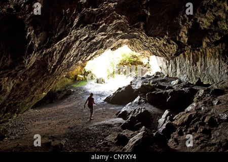 Mädchen in der Höhle "Hohler Stein", Ruethen, Sauerland, Nordrhein-Westfalen, Deutschland Stockfoto