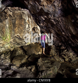 Mädchen in der Höhle "Hohler Stein", Ruethen, Sauerland, Nordrhein-Westfalen, Deutschland Stockfoto