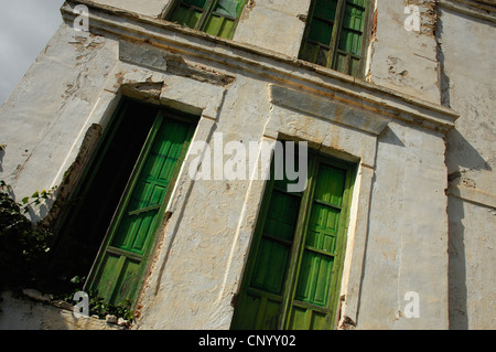 Verlassenen Bauernhaus mit grünen Fensterläden im ländlichen Andalusien, Südspanien Stockfoto