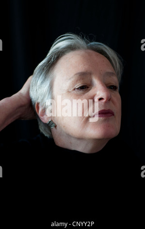Porträt der mittlere gealterte Frau vor schwarzem Hintergrund Stockfoto