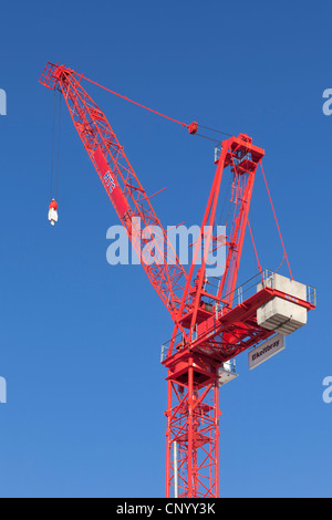 Rote Kran gegen blauen Himmel, London, UK. Stockfoto