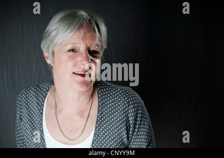 Porträt der mittlere gealterte Frau lächelnd Stockfoto
