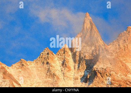 Aiguille De La Tsa (3668 m) mit Nebel, Schweiz, Wallis Stockfoto