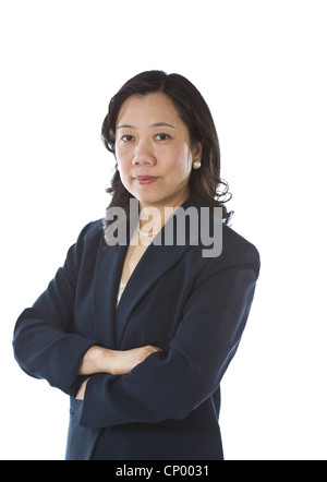 Asiatische Frauen mit verschränkten im Business-Anzug auf weißem Hintergrund Stockfoto