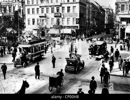 Geographie / Reisen, Deutschland, Berlin, Straßen, unter den Linden / Friedrichstrasse, Jahrhundertwende, historisch, Verkehr, Straße, Kreuzung, Bus, Kutsche, Busse, Wagen, Autos, Busse, Verkehrsvolumen, Verkehrsaufkommen, Boulevard, avenure, Innenstadt, Stadtmitte, Innenstadt, Stadtzentrum, Stadtkern, Altstadt, Mitteleuropa, Hauptstadt, Metropole, 20. Jahrhundert, Zusätzliche-Rechte-Clearences-Nicht Verfügbar Stockfoto