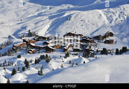 verschneiten Skigebiet in der Sonne von einem Berghang gesehen, Savoie, Frankreich, Belle Plagne Stockfoto