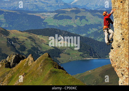 Man Klettern in Pierra Menta Berg, Frankreich Stockfoto