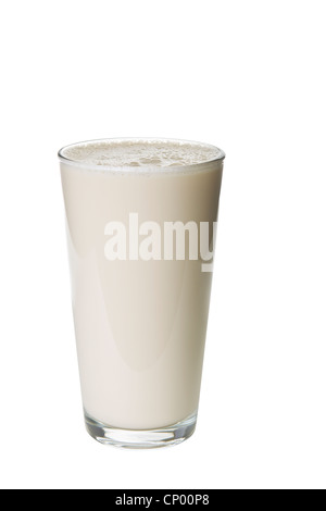 Volles Glas Vanille Sojamilch auf weißem Hintergrund Stockfoto