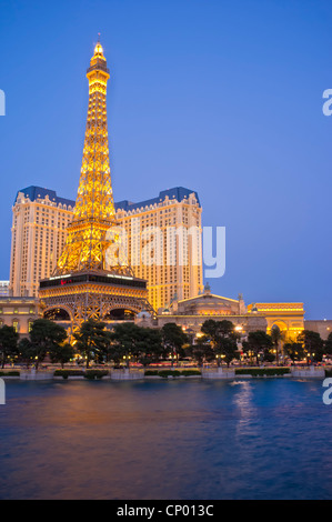 Paris Hotel Resort mit Eiffel Tower Replik von Bellagio Hotel in Las Vegas Boulevard aus gesehen Stockfoto