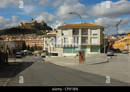 Die Stadt von Olvera im Süden von Spanien mit seiner Höhenburg. Stockfoto