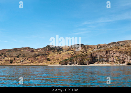 Blick vom Wasser am Ufer des Titicaca, Peru, Taquile Insel Titicaca-See Stockfoto