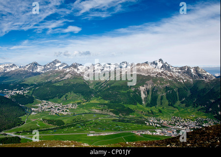 Ansichten von Celerina und St. Moritz von einem oberen Muottas Muragl, Schweiz, Graubünden, St. Moritz Stockfoto